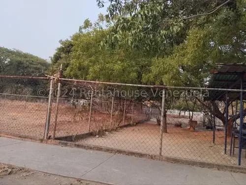 Terreno Totalmente Plano, Ubicado En La Avenida Principal, 9.842,50 M2. Zona Densamente Poblada Y En Pleno Desarrollo. El Terreno Cuenta Con Todos Los Servicios