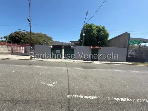 Terreno Con Construcción Tiene 739mts De Terreno Y De Construcción 638 Mts Ubicación Av.principal Mañongo Casa-quinta. Referencia : La Calle De Dunas Y El Club Cubano