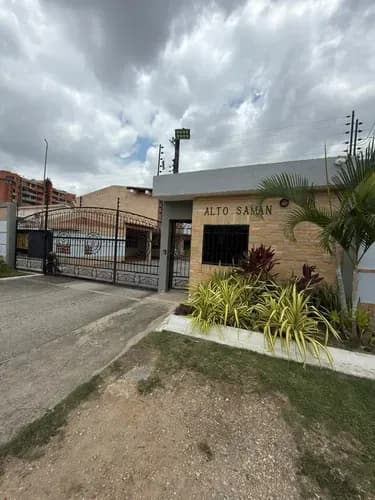 Johana Lazaro Vende Townhouse Moderno Con Patio En Mañongo - Naguanagua **clientes Directos**