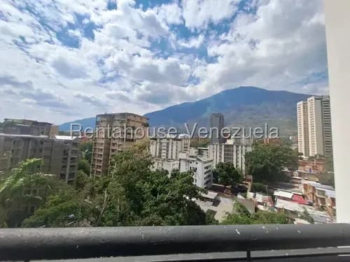 Amplio Y Cómodo Apartamento En Alquiler, Totalmente Equipado Y Listo Para Mudarse. Ubicado En La Av Sucre De Los Dos Caminos. Carlos Manuel Mollejas. Mls#26-20801.