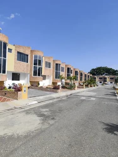 Ng Vende Townhouse Con Planta Y Pozo En San Diego La Cumaca
