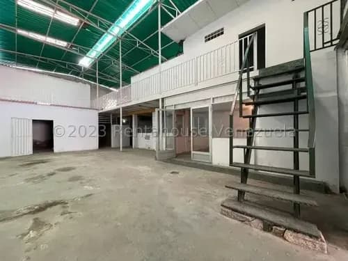 Casa Con Galpón Y Dos Locales Comerciales En Venta Urb La Romana 24-11179 Hc