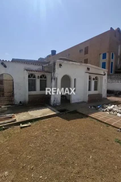 CASA COMERCIAL EN SECTOR TIERRA NEGRA