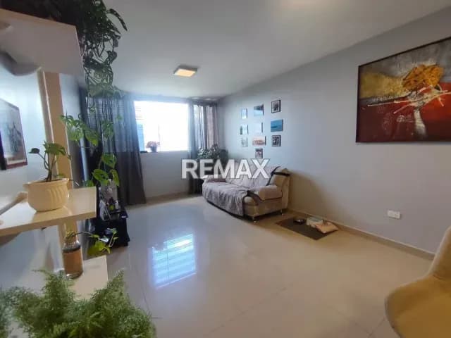 Se vende Apto Urb Los Samanes :
