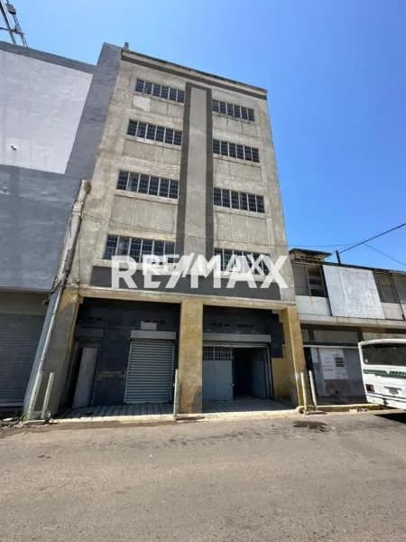 Edificio con Galpón en venta en la Av. El Milagro (Edif. Rincón Harris)