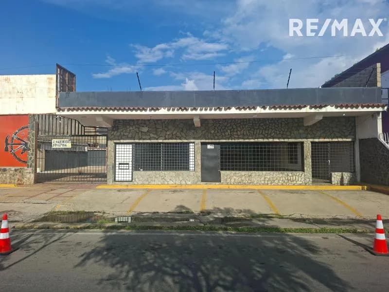 En Venta mini centro comercial 600 mts frente el stadium de béisbol de Barcelona