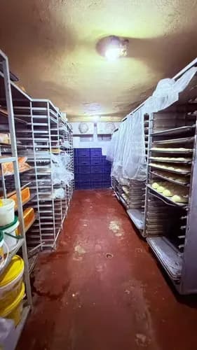 San Antonio De Los Altos 285m De Local Mostradores Neveras Cavas Conservadoras Y Congeladoras Hornos Para Pan Implementas En General Para Panadería 100% Operativa Estacionamiento Gratis Oficina Ba
