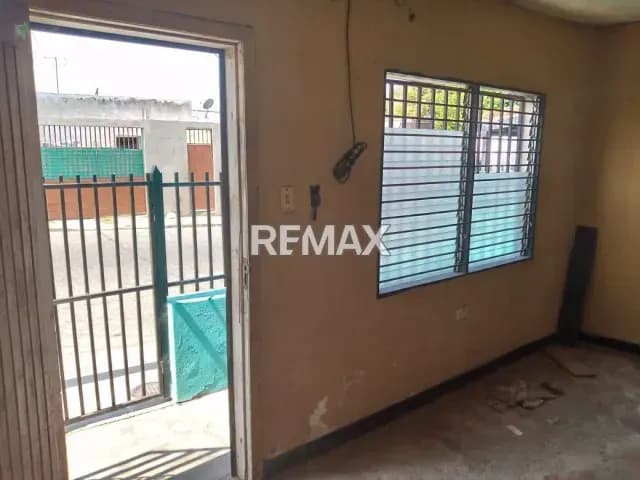 EN VENTA CASA A REMODELAR, SECTOR CRUZ BLANCA, NUEVA SEGOVIA, BARQUISIMETO
