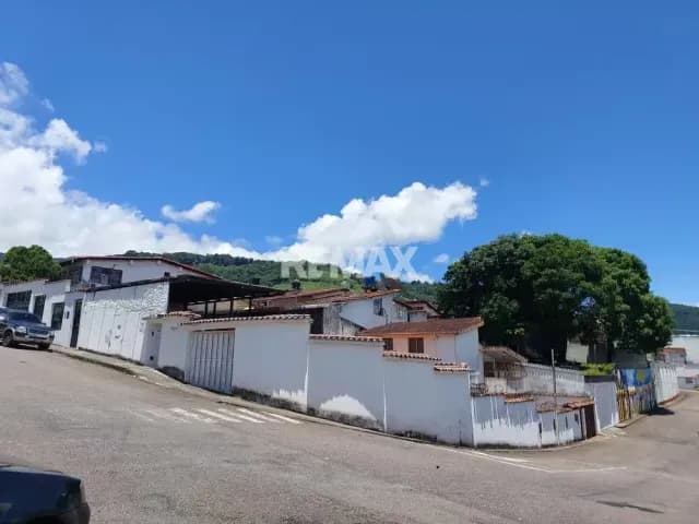 Vendo Casa Doble Propósito de 3 niveles con Gran Potencial Comercial y Residencial en obra Gris Colinas de Antaraju Barrio Sucre