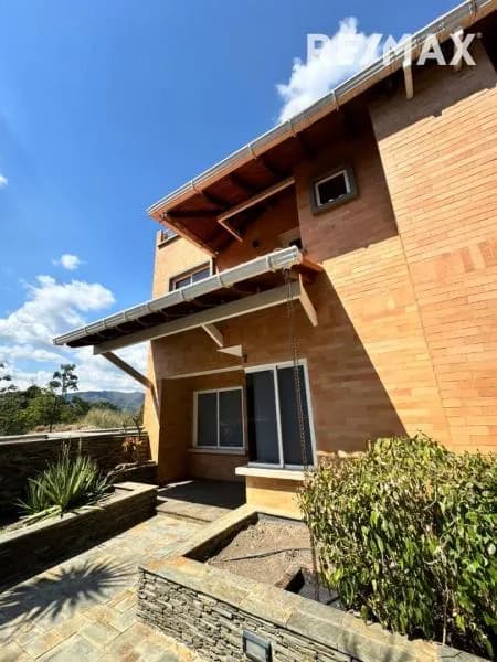 Townhouse Amoblado con Planta 100% en Alquiler en Terrazas del Country, Villas del Country