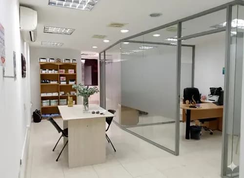 Oficina Venta San Cristobal 57m2 Baño Kichinet 2 Cubículos Privados Sala De Espera Recepción Puesto Divisiones Con Marcos De Aluminio Y Vidrio. Aire Acondicionado Integral. Reja Y Puerta De Acceso.