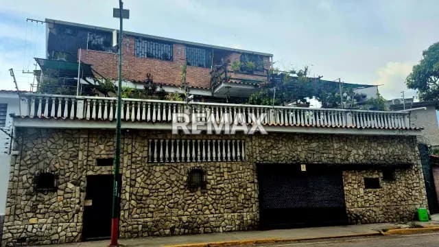 Casa en venta. La California Sur Avenida principal