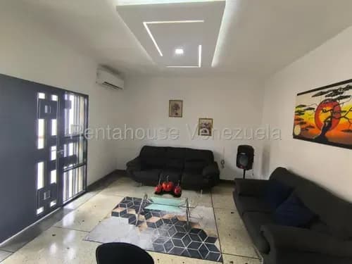 Julio Latouche 26-16455 Apartamento En Venta San Blas Valencia, Planta Baja, Con Entrada Independiente, Remodelado Y Modernizado, Hermosa Cocina Totalmente Equipada.