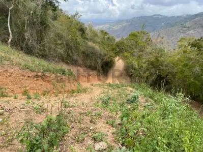En Venta espectacular terreno de 2000 mt2 en Caicaguana El Hatillo