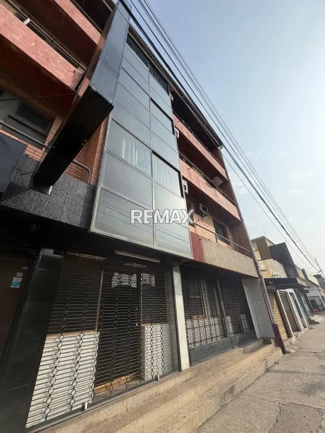 En venta hotel de tres niveles en av. Caracas. Barcelona. Anzoategui.
