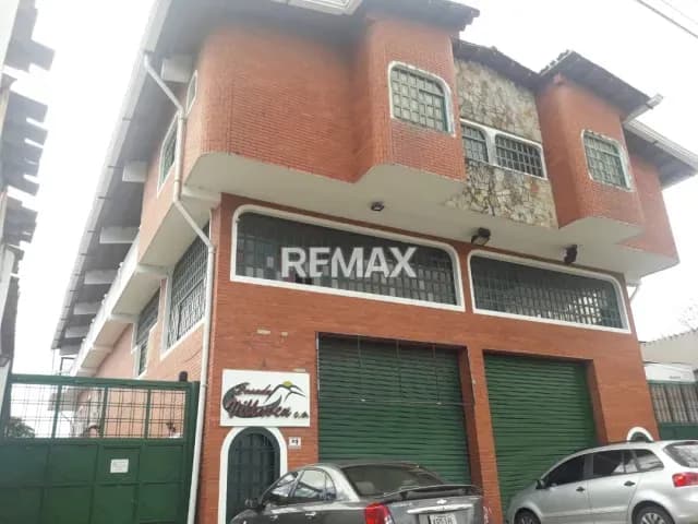 En Alquiler Amplia Habitación Amoblada (Piso 2) Ubicada en la Av. 19 de Abril (diagonal al Circulo Militar)