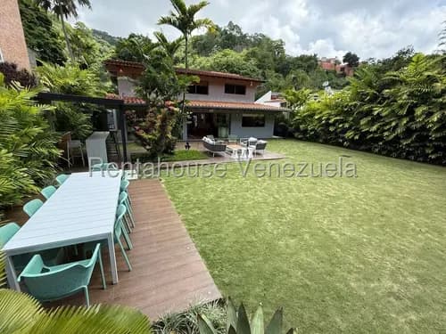 Af- Casa En Venta En Colinas Del Tamanaco, Remodelada, Amplia, Agradable Área Social Con Jardín, Habitaciones Con Baño Privado, Ubicada En Calle Cerrada Con Vigilancia