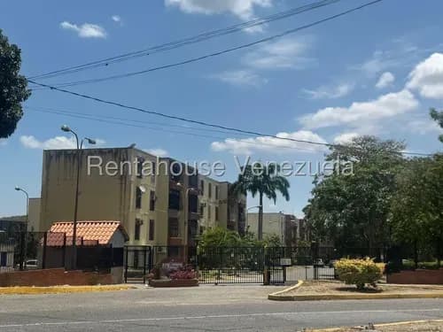 Julio Martínez Vende Amplio Apartamento En El Este De Barquisimeto, Cocina Remodelada Y Espaciosa.
