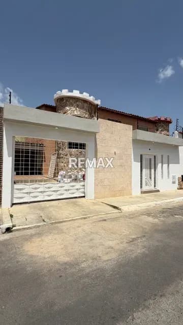 Se Vende Casa Cerca al CC Sambil Calle Cerrada con Patio y Excelente Distribución