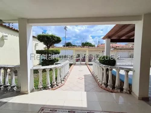 Daniela Linarez Vende Hermosa Casa Dúplex Con Amplio Terreno De 552,45 M2, Elegante Cocina, 5 Habitaciones, 5 Baños, 2 Oficinas, Piscina, Terraza, Santa Elena Barquisimeto