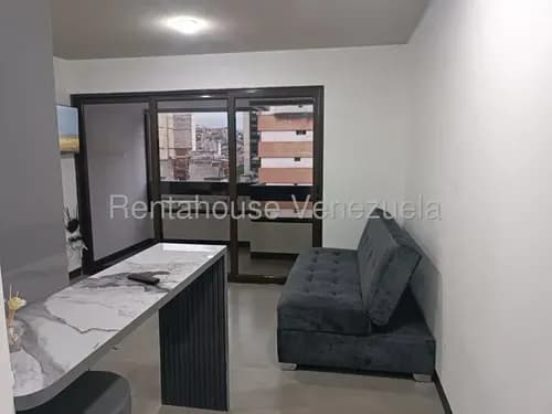 Alquiler Apartamento A Estrenar Urb. La Candelaria Con Estacionamiento