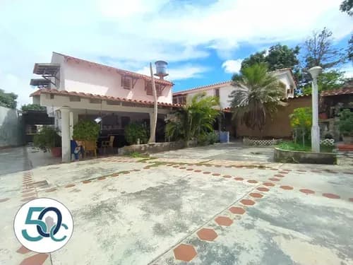 Casa De Dos Niveles Con Anexo Ubicada En El Valle En Via Prncipal, Cerca De Playas Y Centros Comerciale
