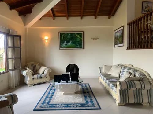 Se Ofrece En Venta Comoda Y Amplia Casa De Tres Niveles Ubicada En La Urb. Club De Campo, San Antonio De Los Altos, Excelente Clima De Montaña, Zona Tranquila Y Segura