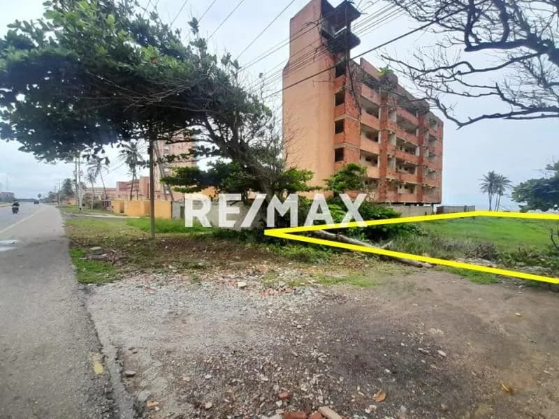 EN VENTA TERRENO DE (1.500 MT2) A ORILLA DEL MAR, EN EL SECTOR ARAGUITA EN TUCACAS.
