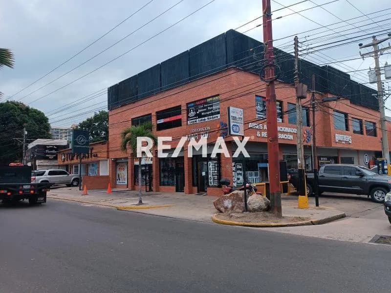 Se Vende con Excelente ubicación Minicentro Pampatar en Lecheria, muy buena inversión