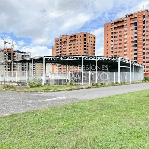 Ofrece En Alquiler: Amplio Terreno De 2.600mtrs2, Con Un Galpón Techado De 1.200mtrs2, Ubicado En Plena Av. Guayana, Sector Los Samanes, Frente Al C.c. Orinokia Mall. Alta Vista Puerto Ordaz