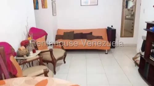 Céntrico Apartamento Ubicado Cerca De La Plaza La Candelaria, 26-9638