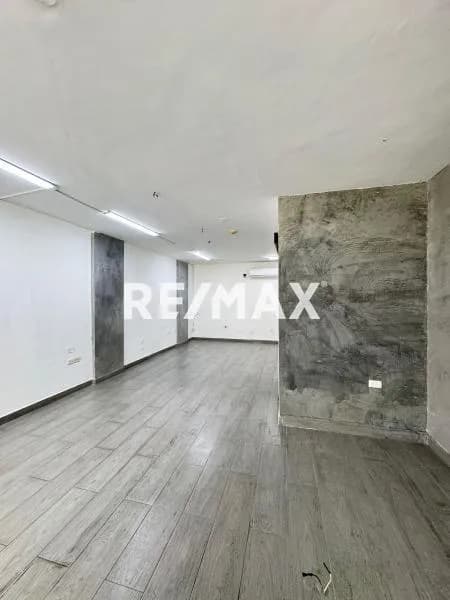 Local Comercial en Venta en la Av Principal de Lechería, CC Los Delfines