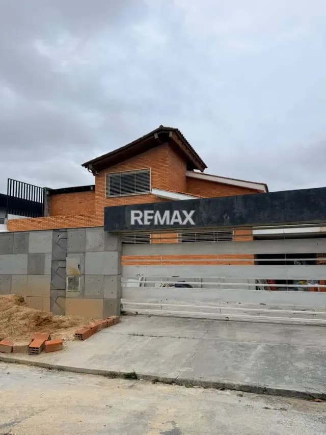 EN VENTA CASA EN LA URB. LA VIÑA EN CONJUNTO CERRADO