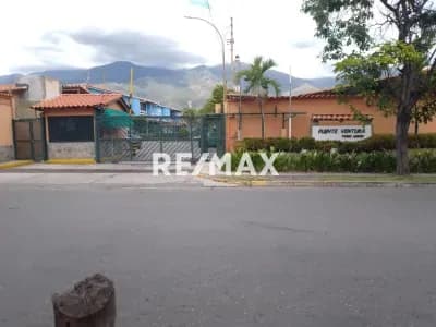 VENTA DE AMPLIA CASA CONJ. RESID. FUENTEVENTURA, CASTILLEJO, GUATIRE VENEZUELA