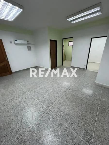 En alquiler oficina en el Centro de Servicios Parque Jardín, Av. Libertador, sector Urb. Patarata, Barquisimeto.