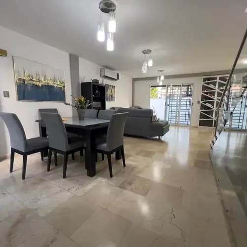 Town House En Venta En La Urbanización Trigal Sur. Conjunto Residencial Taj Mahal. Zenaida Quintero