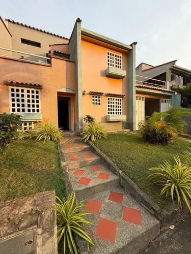 Casa En Venta Ubicada En Urbanizacion Parque Mirador Guataparo Valencia.