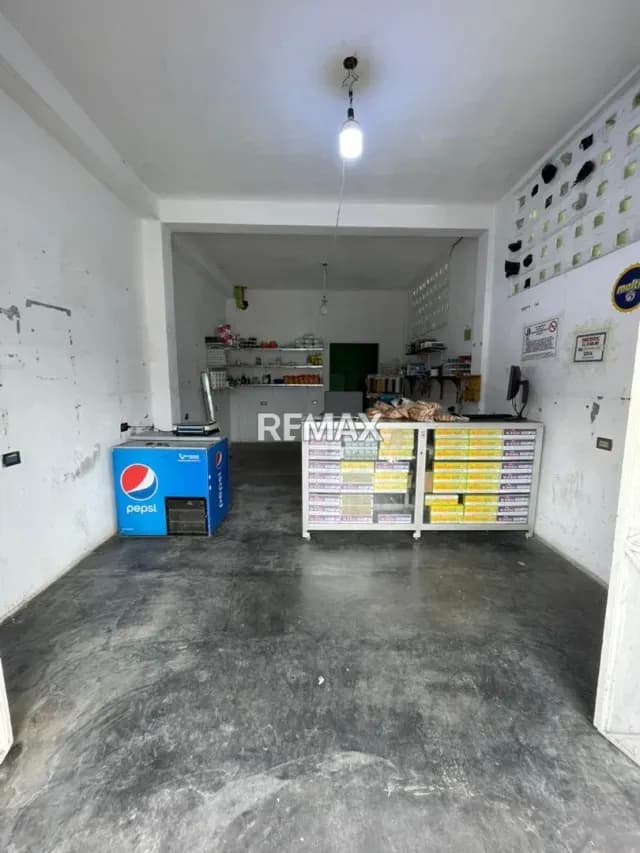 CASA CON LOCAL COMERCIAL EN VENTA Excelente ubicación en pleno centro de la ciudad.
