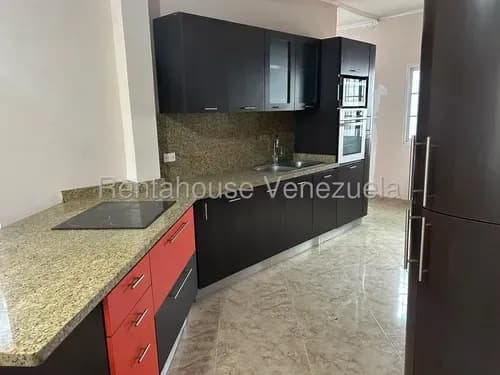 Qué Maravilla De Casa! Suena Realmente Espectacular Con Esos Acabados Modernos Y La Amplitud Que Ofrece. La Luminosidad Que Brindan Los Ventanales De Vidrio Es Fantástica,