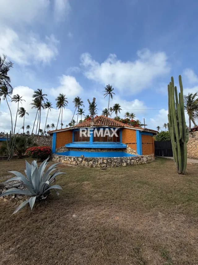 Apartamento en venta con terraza privada en Condominio Los Cayos en Boca de Aroa, Falcon