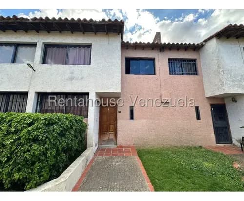Bella Casa De Dos Plantas, Rafael Gamarra Vende, 2f12717, Ubicada En La Zona Más Segura Del Este, Urb. Cerrado, Cuenta Con 4 Hab, 3 Baños, Piso Porcelanato, Cocina Concepto Abierto, Aire Integral,.