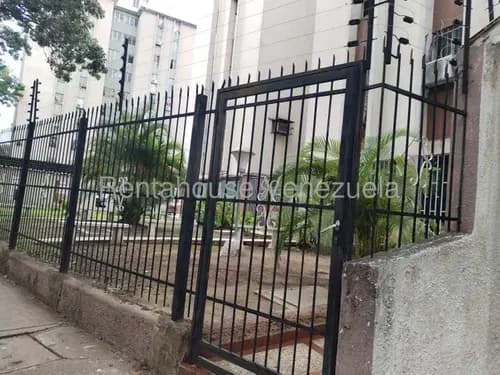 Julio Latouche 26-18465 Apartamento En Venta Prebo Valencia, De Gran Tamaño 110 Metros, Piso Bajo, Al Frente Del C.c. Shoping Center.
