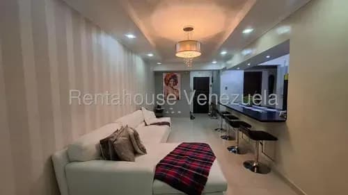 Moderno Apartamento Ubicado En Urb. El Parral, El Cual Cuenta Con 3 Habitaciones, 2 Baños Completos, Balcon, 2 Puestos De Estacionamiento Techados, Maletero, Sist. De Camaras, Y Piscina