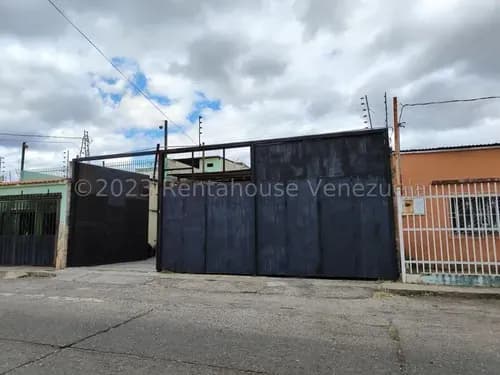@maría Reyes Alquila Local Comercial Ubicado En Zona Estratégica De Barquisimeto Cuenta Con 481 Mts2 Y No Sufre Cortes De Luz, Posee Tanque Subterráneo De 24.000 Lts. Ademas Cuenta Con Una Casa 8 Hab