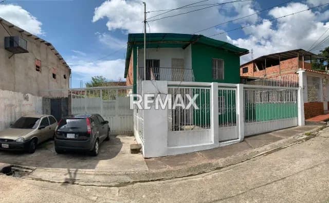 CASA BIFAMILIAR EN SAN JOSECITO