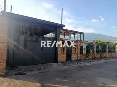 HERMOSA CASA EN ARJONA Urbanizacion El Tinajero, Vía pcpal de Arjona, Municipio Cardenas.