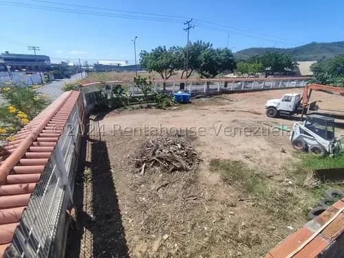 Para Inversionistas. 2744 Mts Distribuidos En 4 Parcelas. Ubicacion Privilegiada En La Zona. En Una De Ellas, Galpon De 640 Mts, Con 4 Depositos De 30 Mts C/u. Oficina, Taller,baños Para Personal,