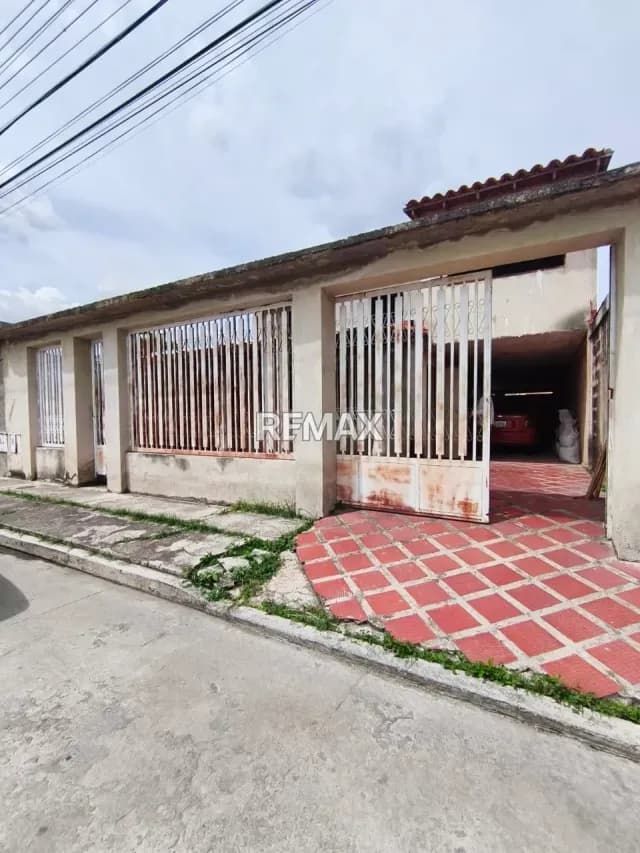 En venta potencial casa de dos pisos en la Ciudadela Cagua