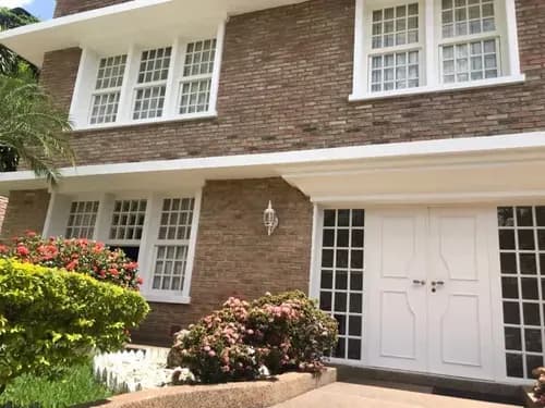 Bella Casa De Dos Plantas Ubicada En Santa Mónica