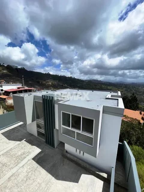 TOWNHOUSE EN VENTA - URB. ORIPOTO